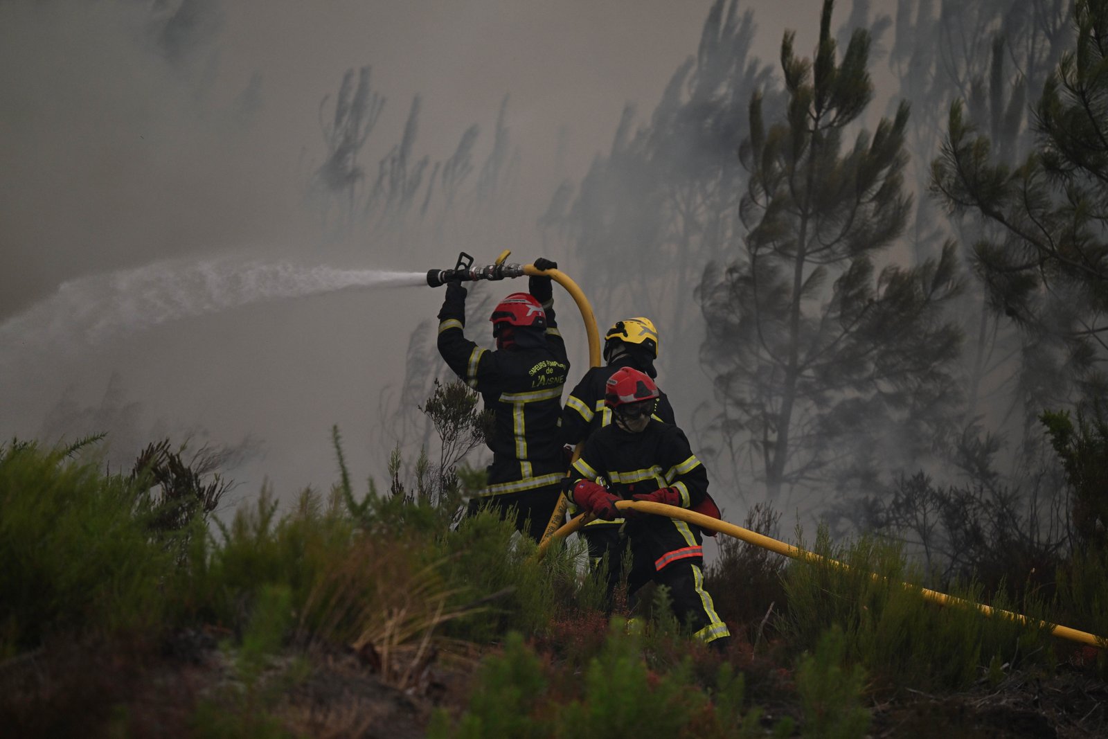 France and Spain fires force more than 200,000 to flee homes France and Spain fires force more than 200,000 to flee homes