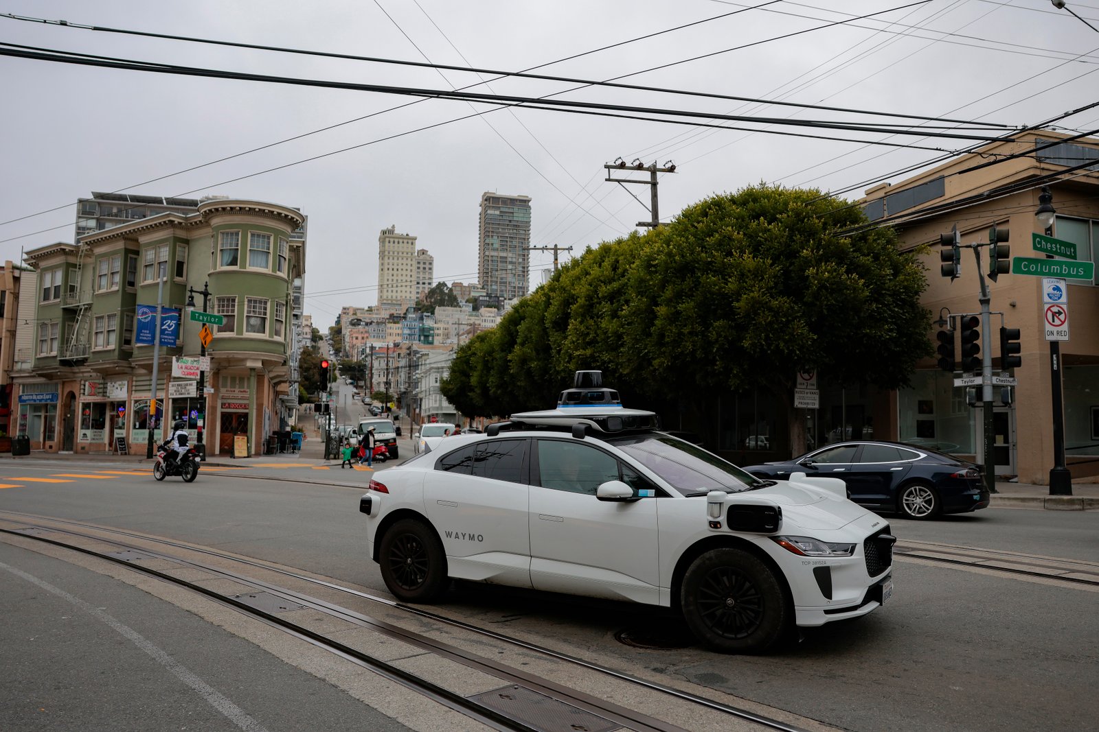 Waymo called the cops on teen riders, raising privacy concerns Waymo called the cops on teen riders, raising privacy concerns