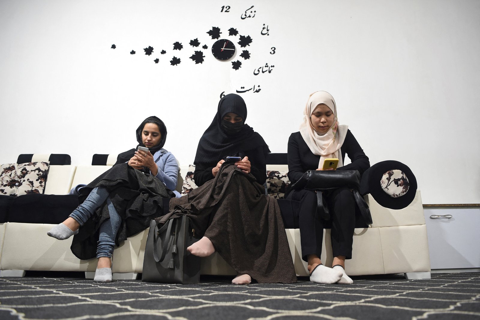Taliban declares war on smartphones Taliban declares war on smartphones