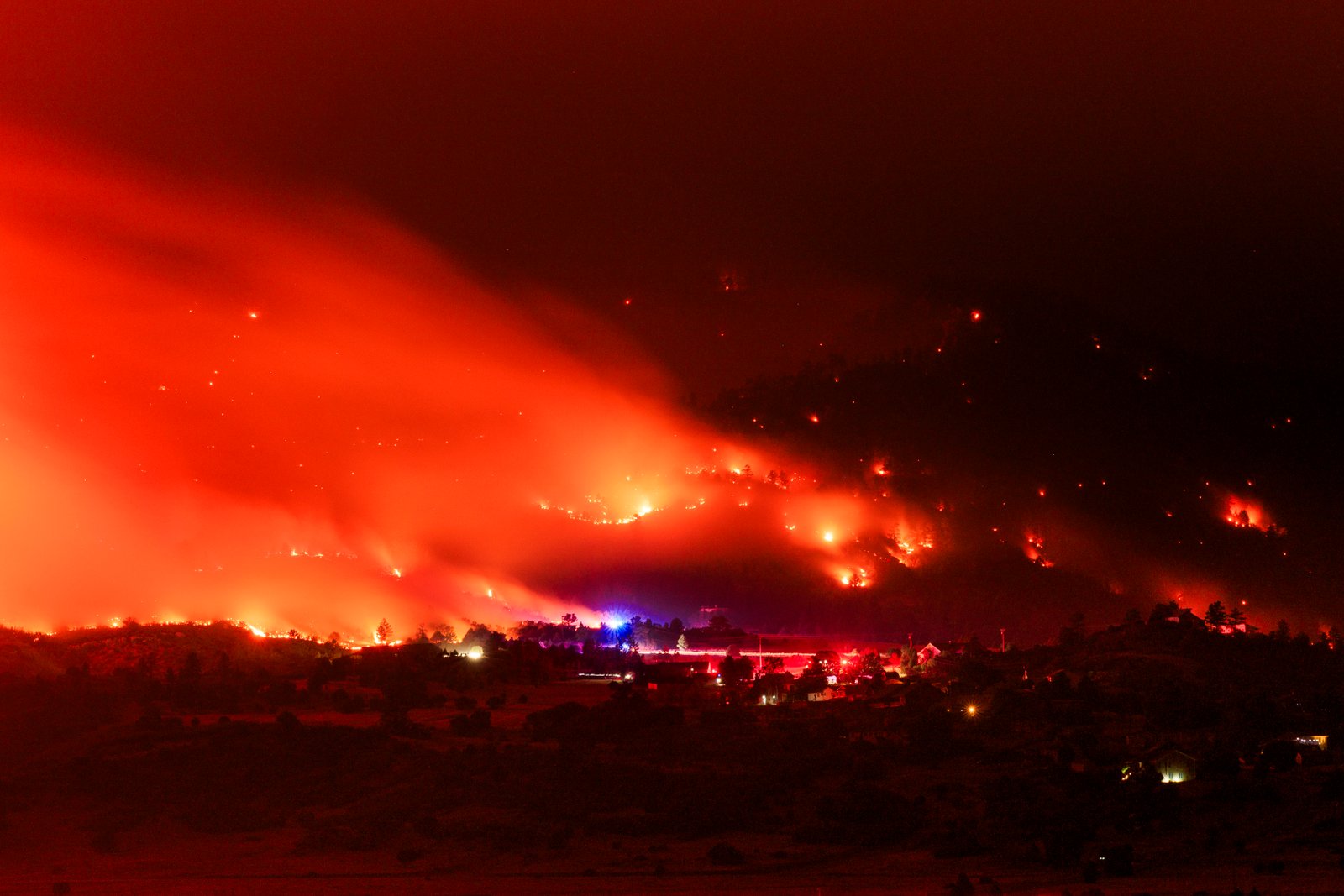 Thunderstorms, heat and wind will hamper efforts to contain Colorado wildfires Thunderstorms, heat and wind will hamper efforts to contain Colorado wildfires