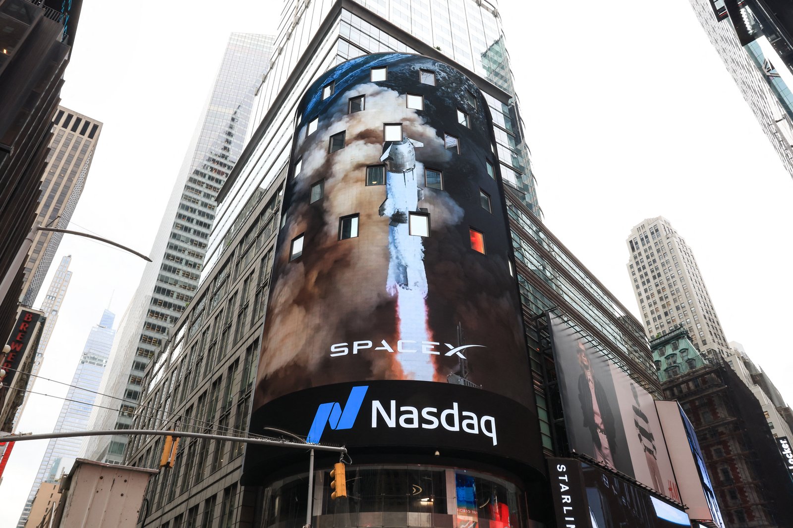 SpaceX’s revenue rises as its once-soaring stock price drifts back to Earth